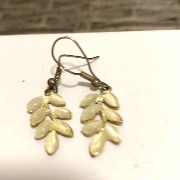 Mother of pearl hanging earrings reminiscent of snow covered foliage - Picture 1 of 4